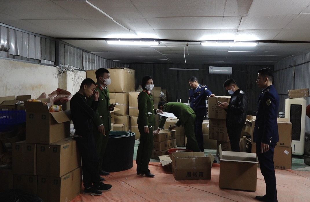 Lực lượng chức năng kiểm tra cơ sở sản xuất, kinh doanh nằm trên địa bàn thôn Phượng Nghĩa, xã Phụng Châu, huyện Chương Mỹ, thành phố Hà Nội.