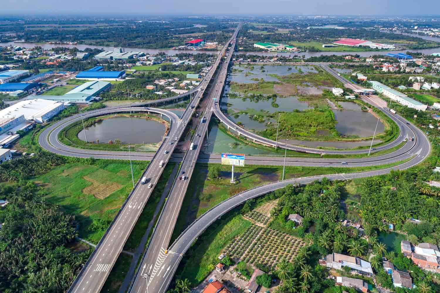 Hạ tầng giao thông của Long An phát triển mạnh trong những năm qua, phục vụ hiệu quả cho phát triển kinh tế