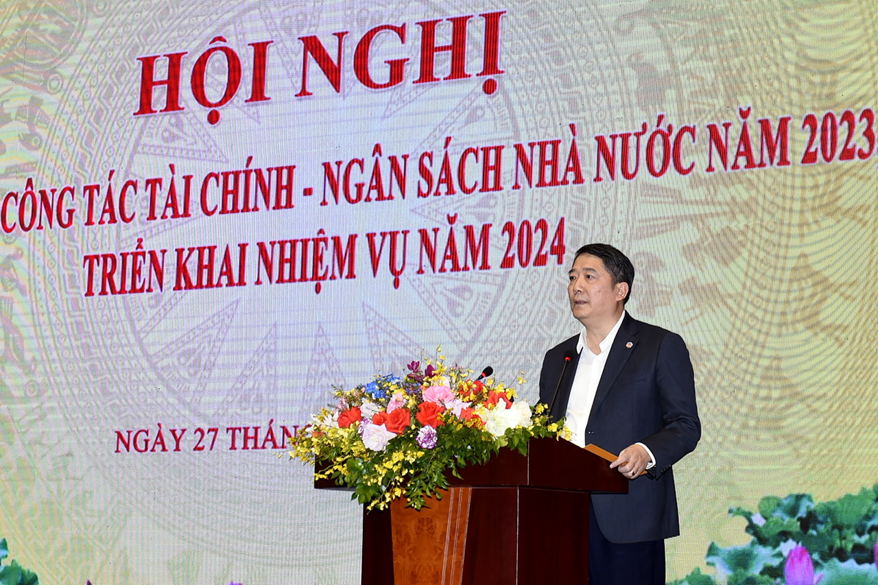 Thứ trưởng Bộ Tài chính Cao Anh Tuấn báo cáo tại hội nghị.