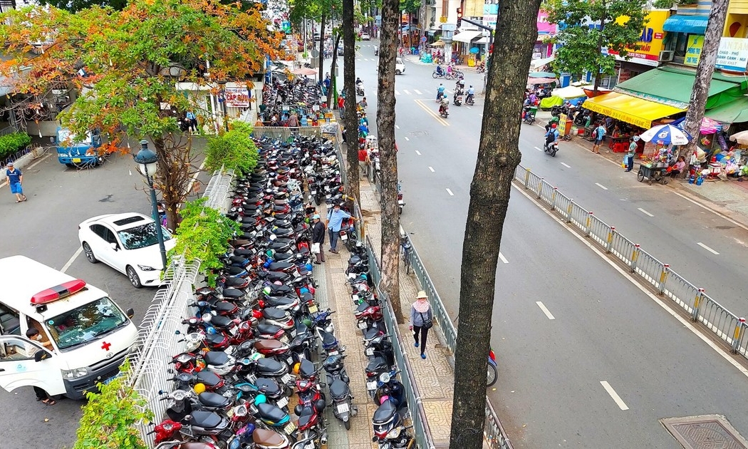 Gần 900 tuyến đường tại 5 khu vực của TP.HCM đủ điều kiện để sử dụng một phần vỉa hè làm điểm giữ xe, kinh doanh có thu phí - Ảnh minh hoạ