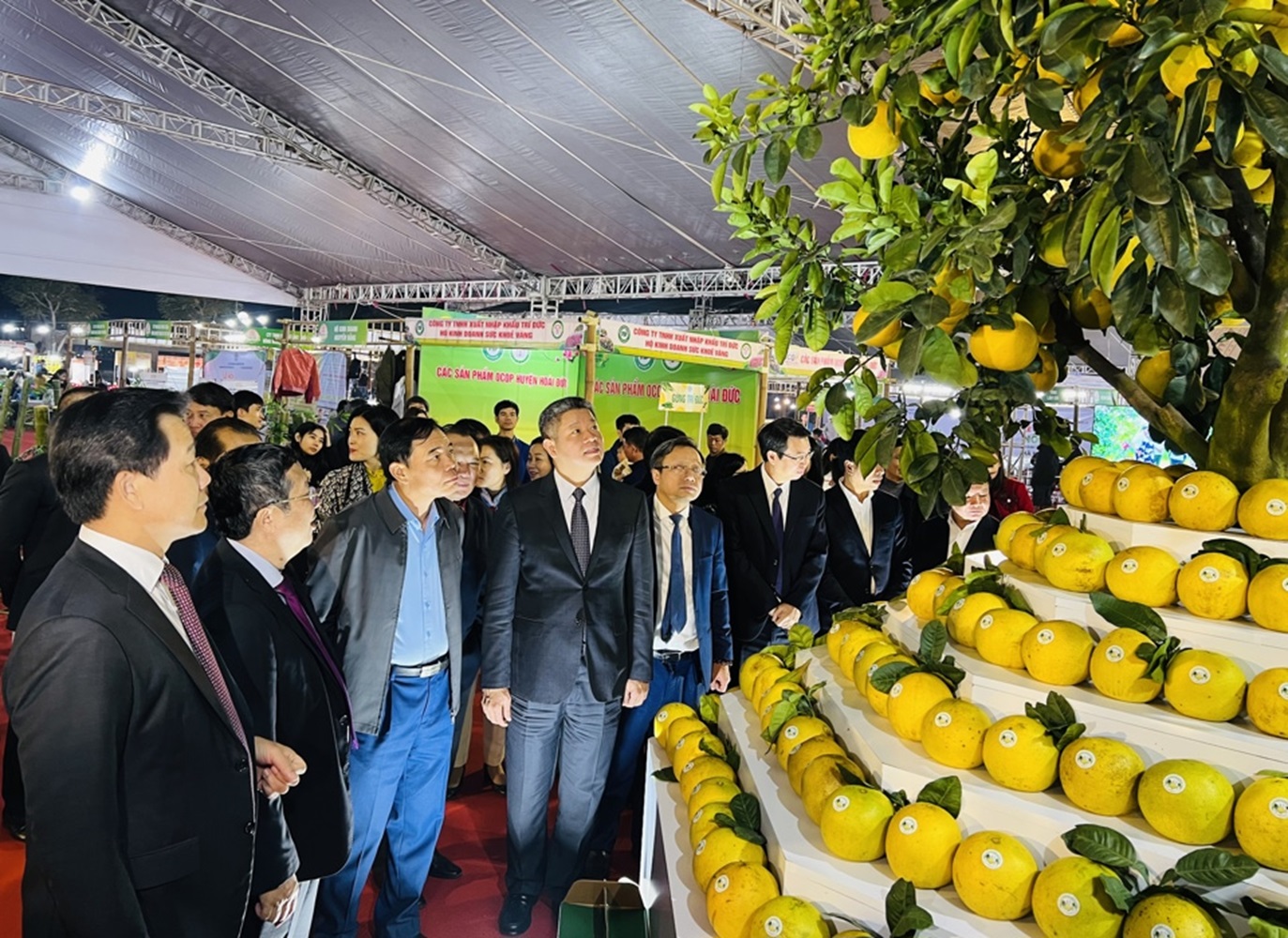 Lãnh đạo TP Hà Nội và ngành nông nghiệp thăm các gian hàng tại Hội chợ.
