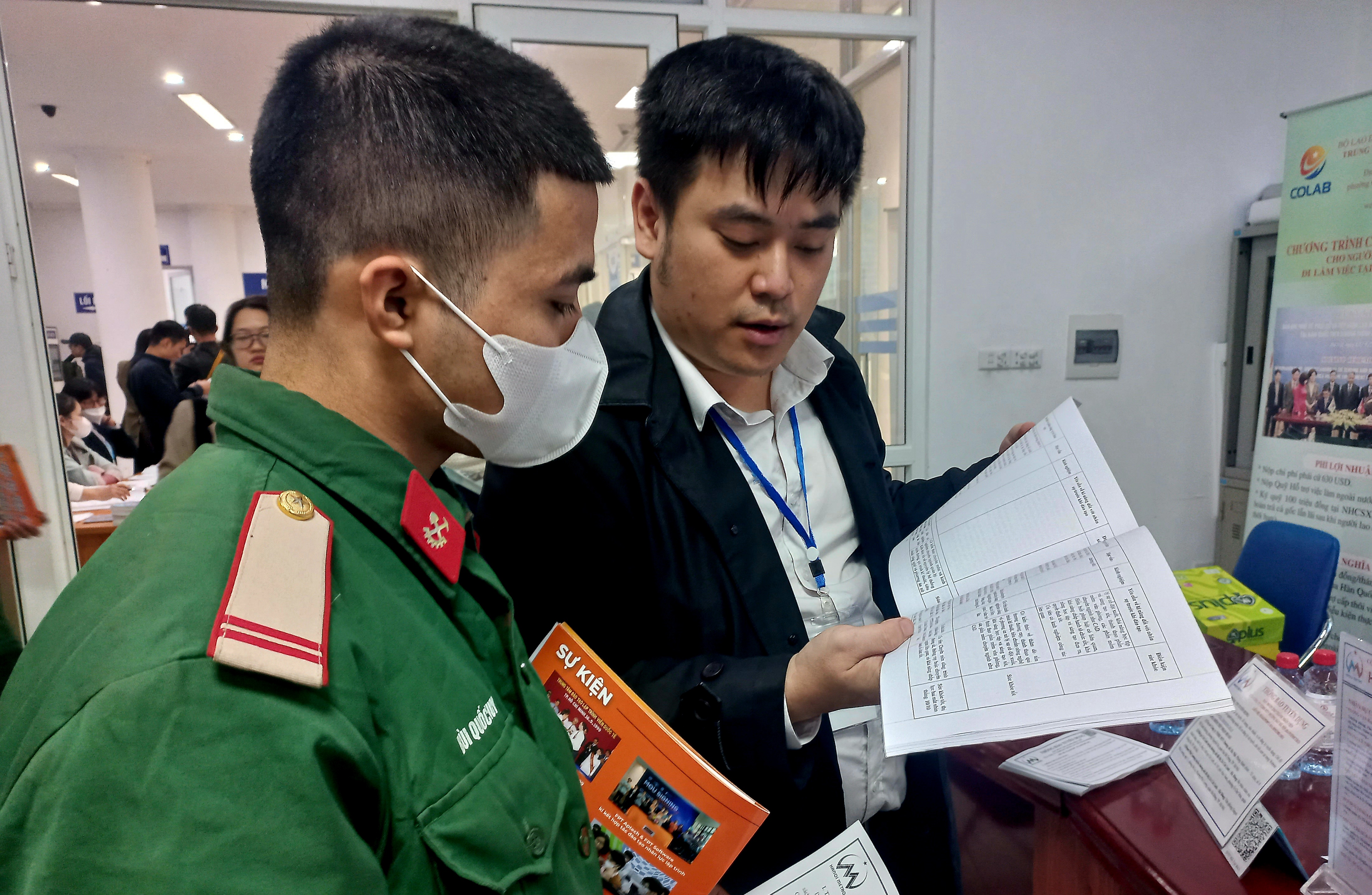 Doanh nghiệp tư vấn tuyển dụng cho bộ đội xuất ngũ. Ảnh: Thu Hằng