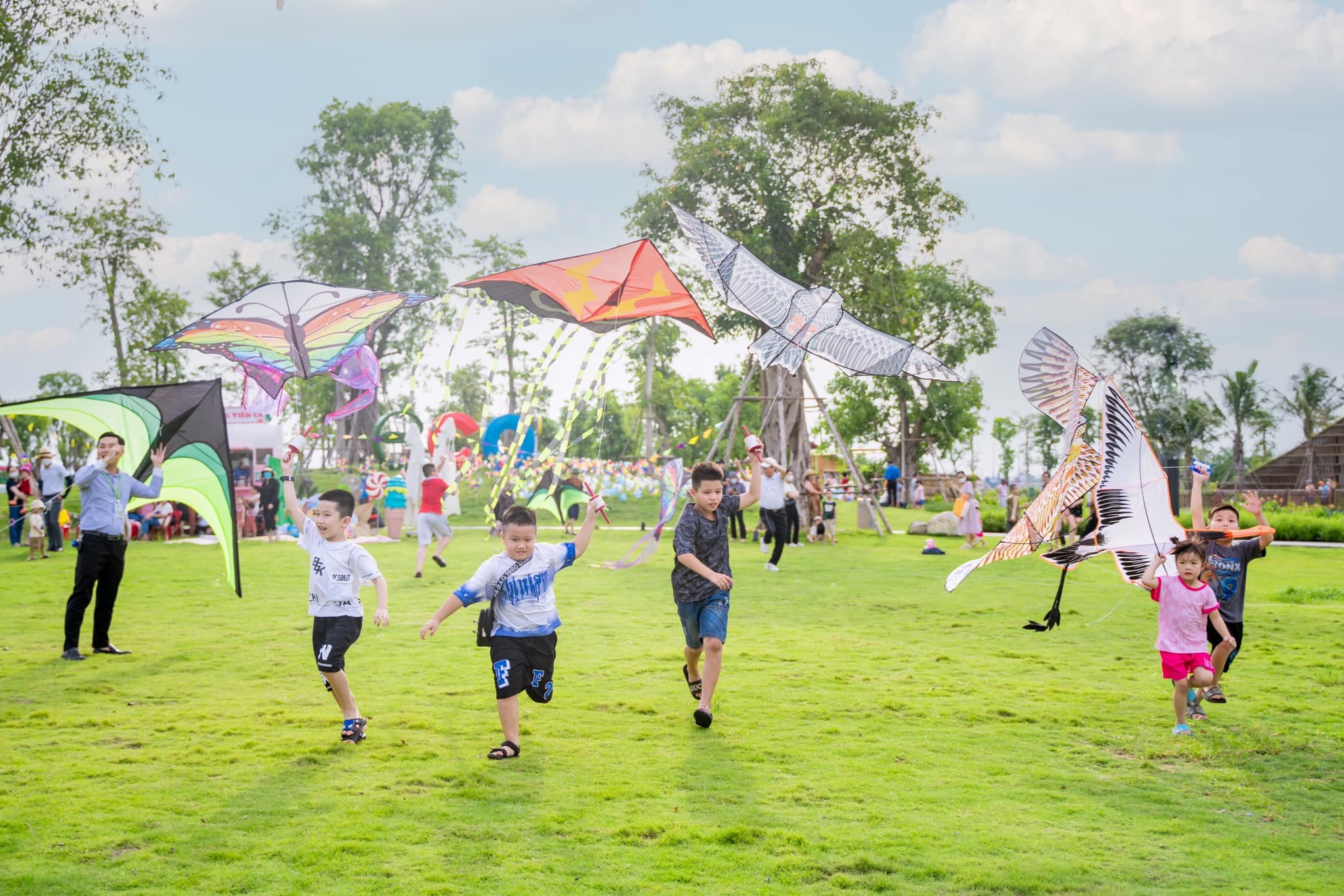 Trẻ nhỏ vui chơi tại c&ocirc;ng vi&ecirc;n Hồ Thi&ecirc;n Nga.