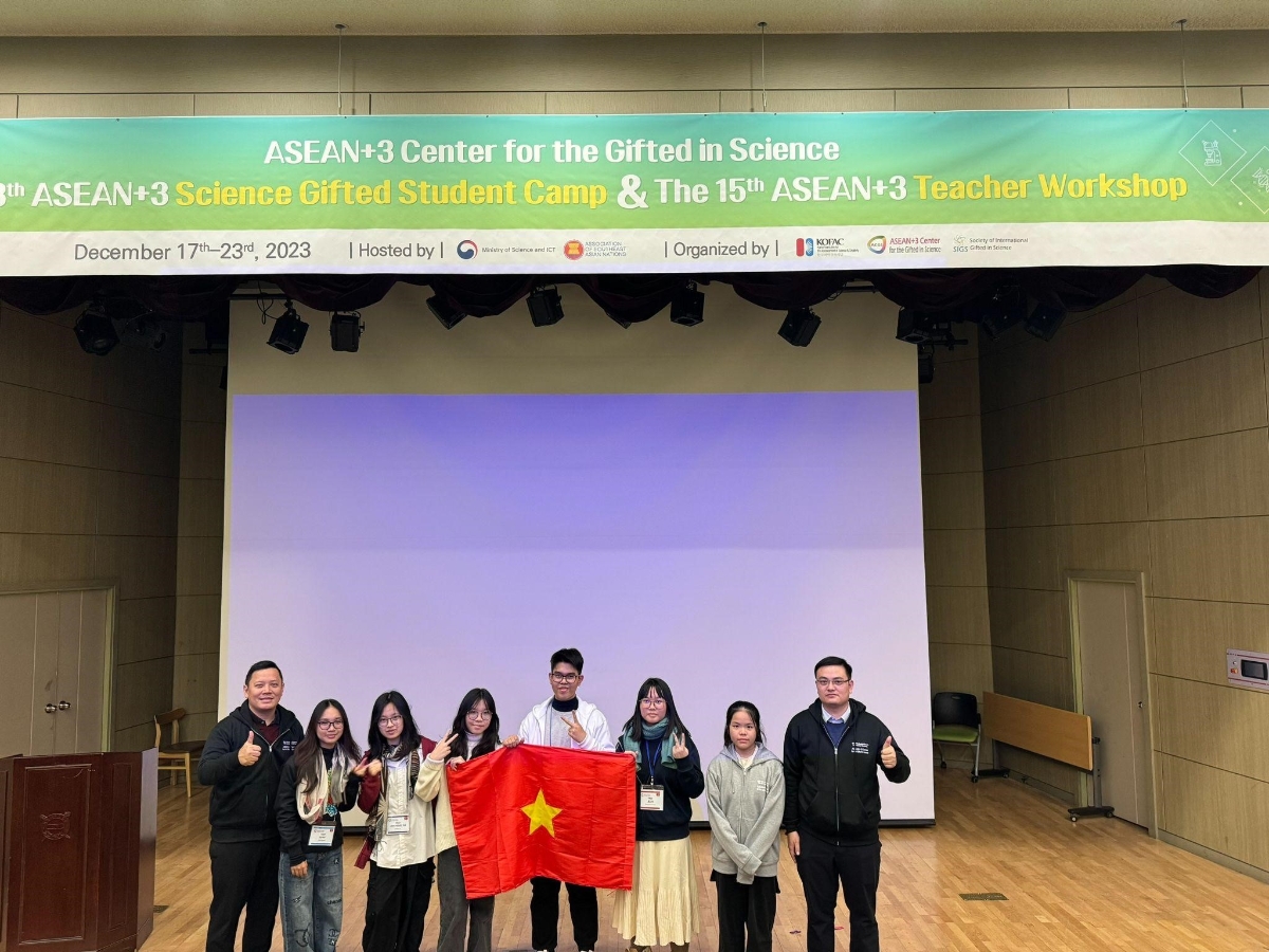 GS. TS L&ecirc; Anh Vinh v&agrave; thầy Đỗ Đức L&acirc;n, Viện Khoa học Gi&aacute;o dục Việt Nam c&ugrave;ng 6 em học sinh Việt Nam tham dự Hội trại.