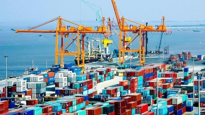 Container loading and unloading service fees to rise 10%