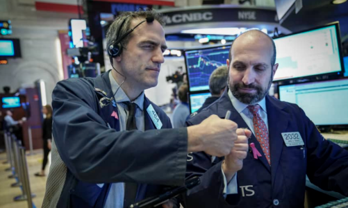 Chỉ số S&P 500 mấp mé kỷ lục lịch sử, giá dầu lao dốc gần 2%