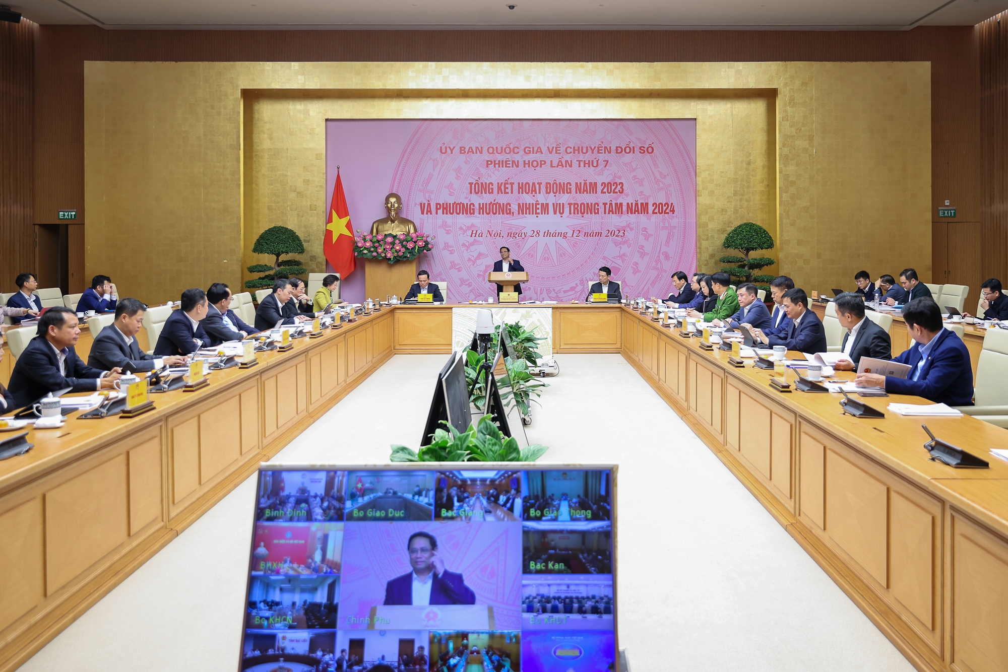 Chủ đề chuyển đổi số năm 2024 là phát triển kinh tế số với 4 trụ cột công nghiệp công nghệ thông tin, số hóa các ngành kinh tế, quản trị số, dữ liệu số. (Ảnh: VGP).