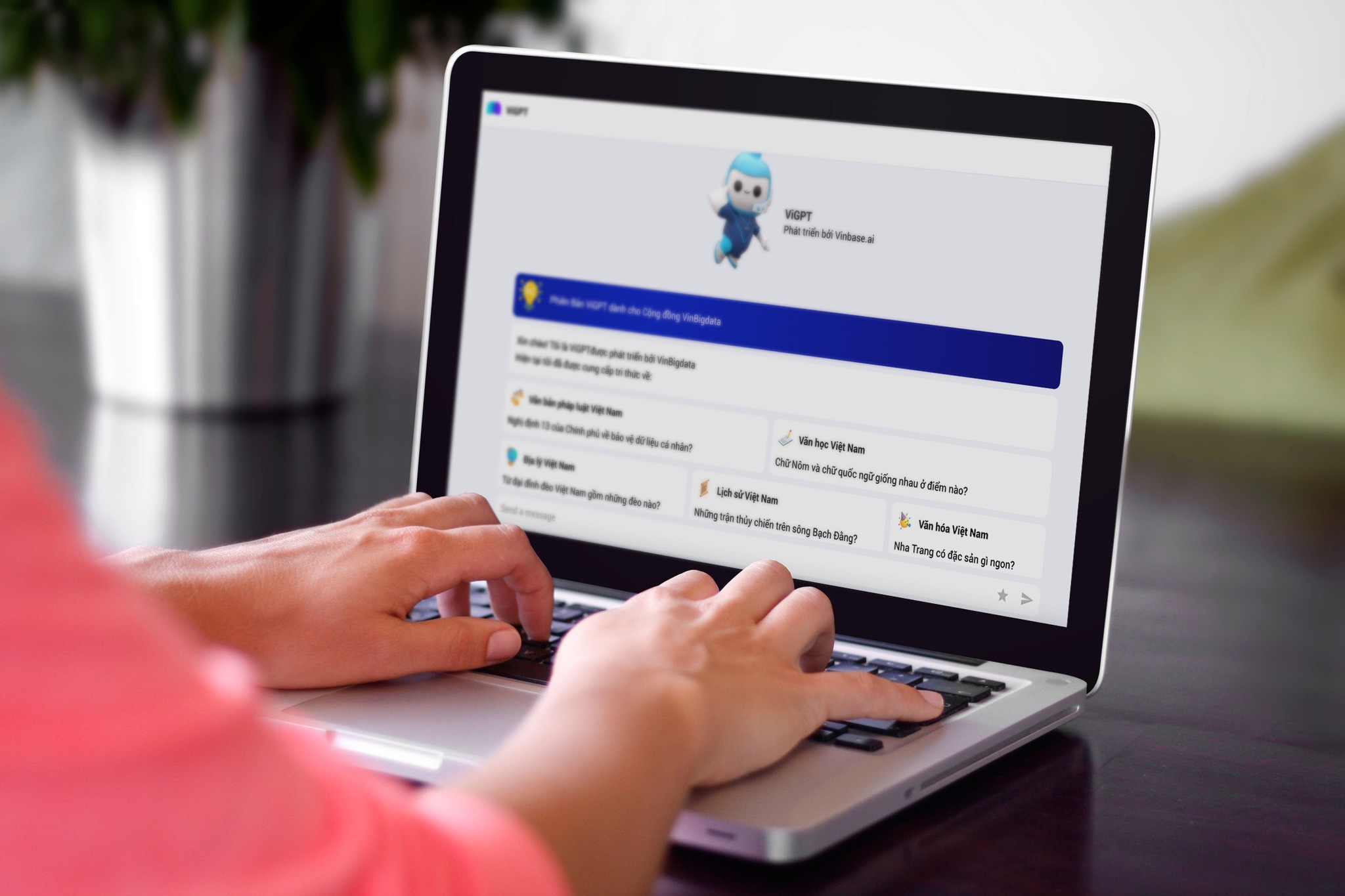 Người dùng ứng dụng ChatGPT phiên bản Việt.