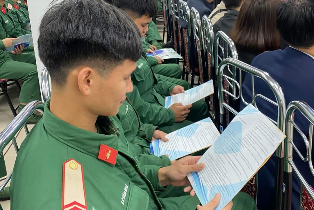 Bộ đội sắp xuất ngũ xem thông tin tuyển dụng việc làm, hướng nghiệp. Ảnh: Thu Hằng