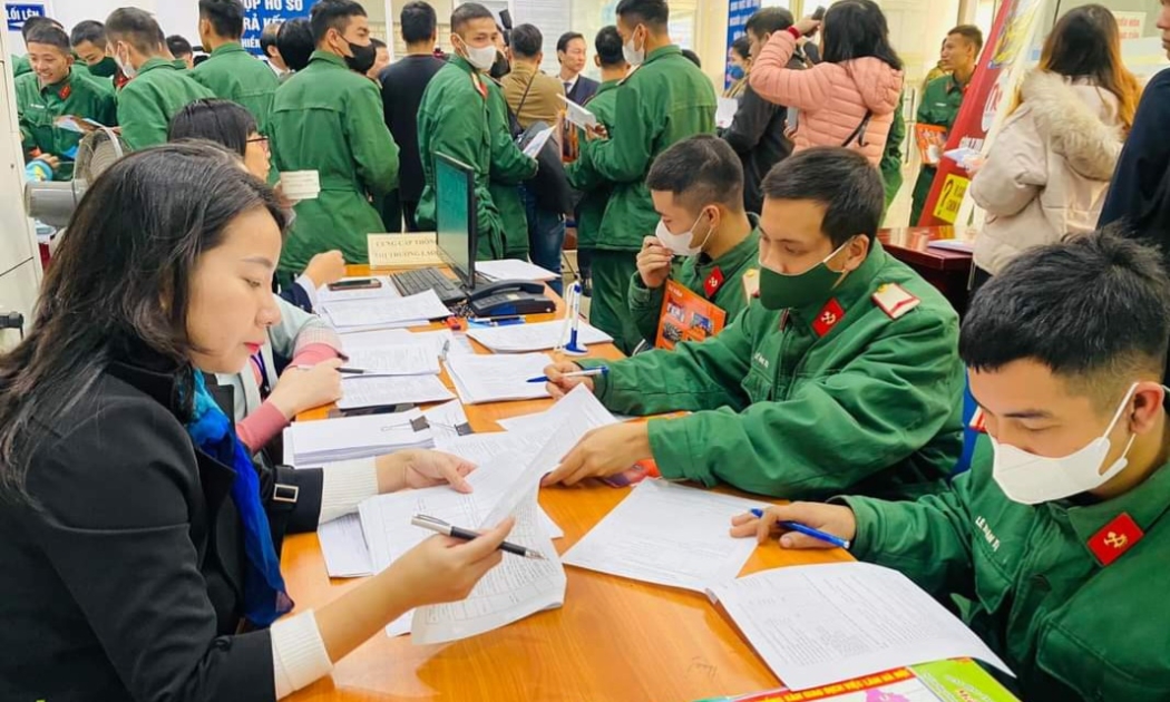 Đông đảo lực lượng quân nhân sắp xuất ngũ tham gia tìm kiếm cơ hội việc làm tại phiên ngày 28/12.