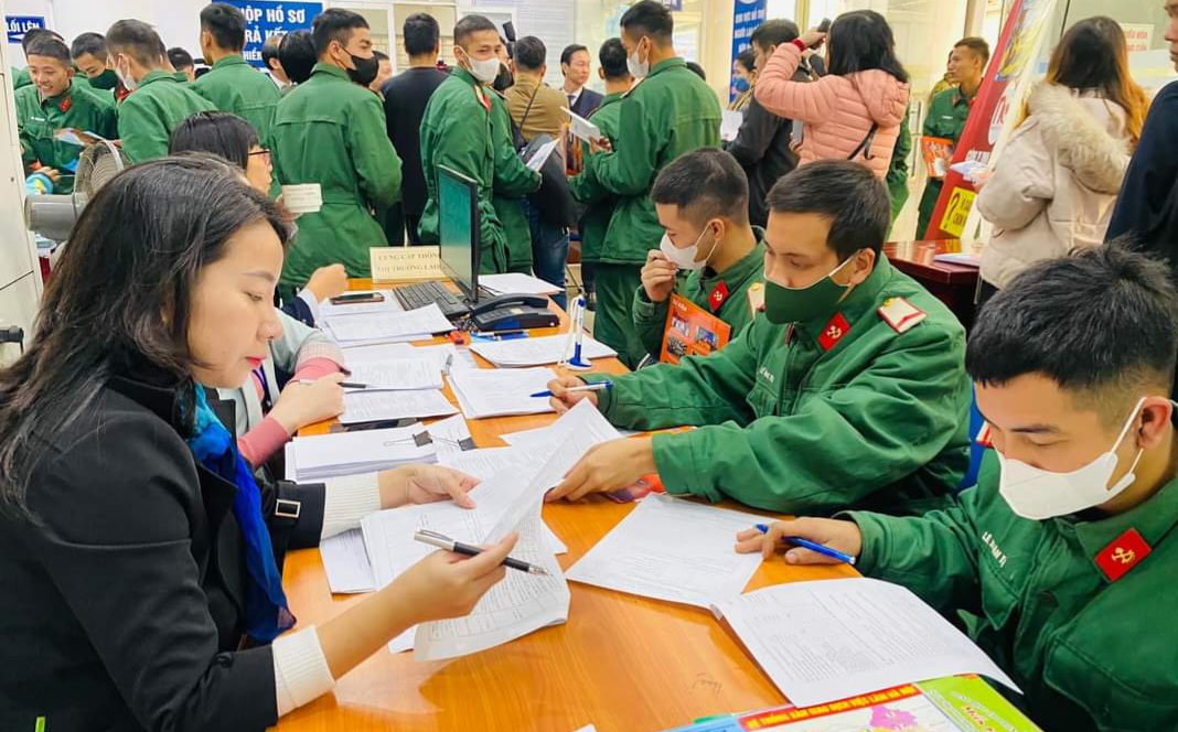 Đông đảo lực lượng quân nhân sắp xuất ngũ tham gia tìm kiếm cơ hội việc làm tại phiên ngày 28/12. 