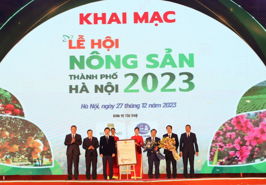 Trao chỉ dẫn địa lý “La Tinh Hoài Đức” cho sản phẩm bưởi đường huyện Hoài Đức tại Lễ hội Nông sản Hà Nội 2023.