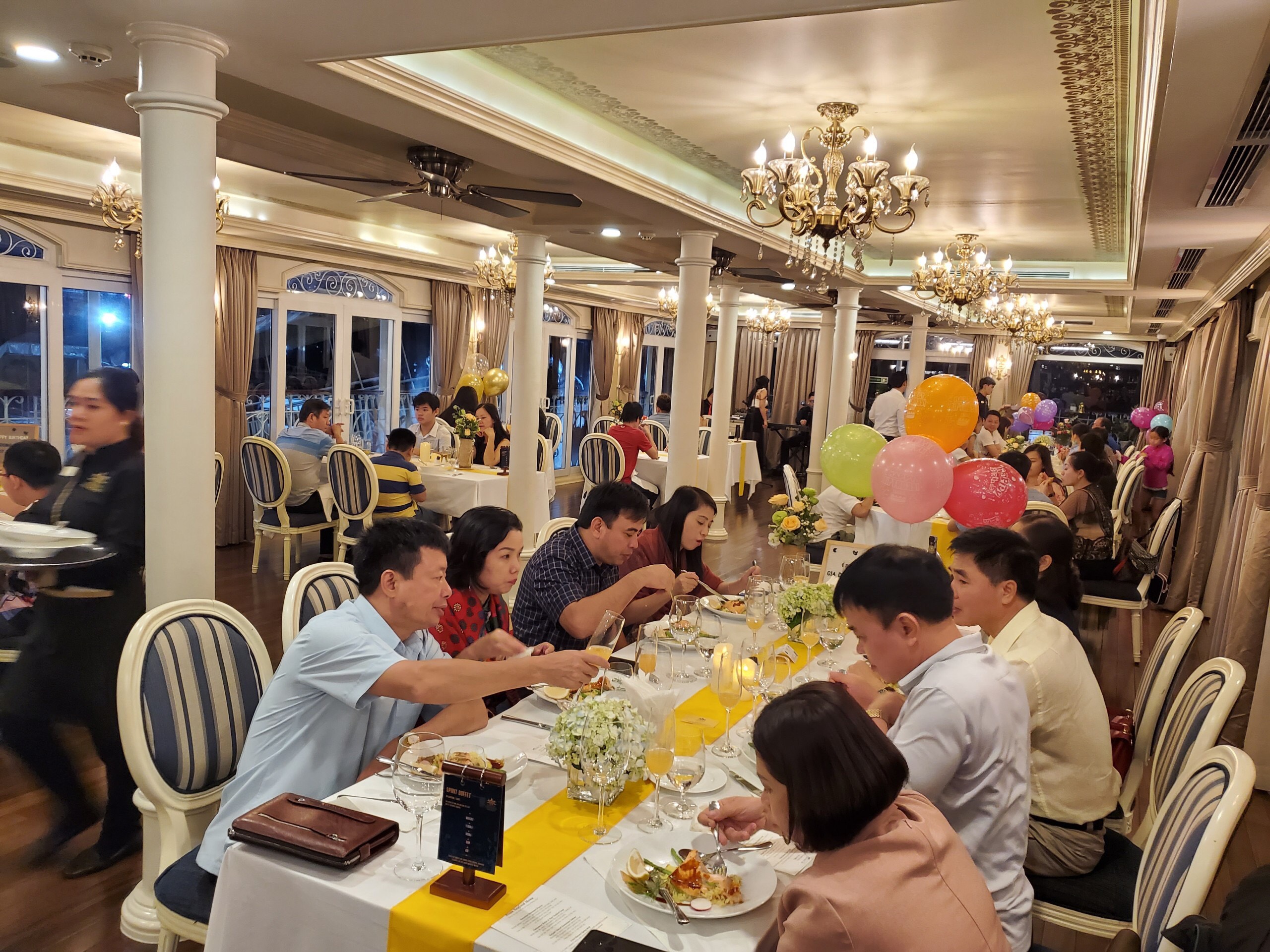 Nghiên cưu mở rộng cơ sở thuế cả về đối tượng lẫn địa bàn, nhất là lĩnh vực dịch vụ ăn uống, giải trí.