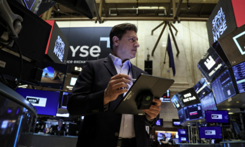 S&P 500 chật vật dưới mốc kỷ lục, giá dầu lao dốc 3%