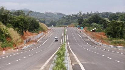 PM calls for construction of expressway sections to begin in the new year