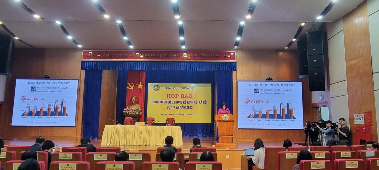 Bà Nguyễn Thị Hương, Tổng cục trưởng Tổng cục Thống kê chia sẻ tại buổi họp báo.