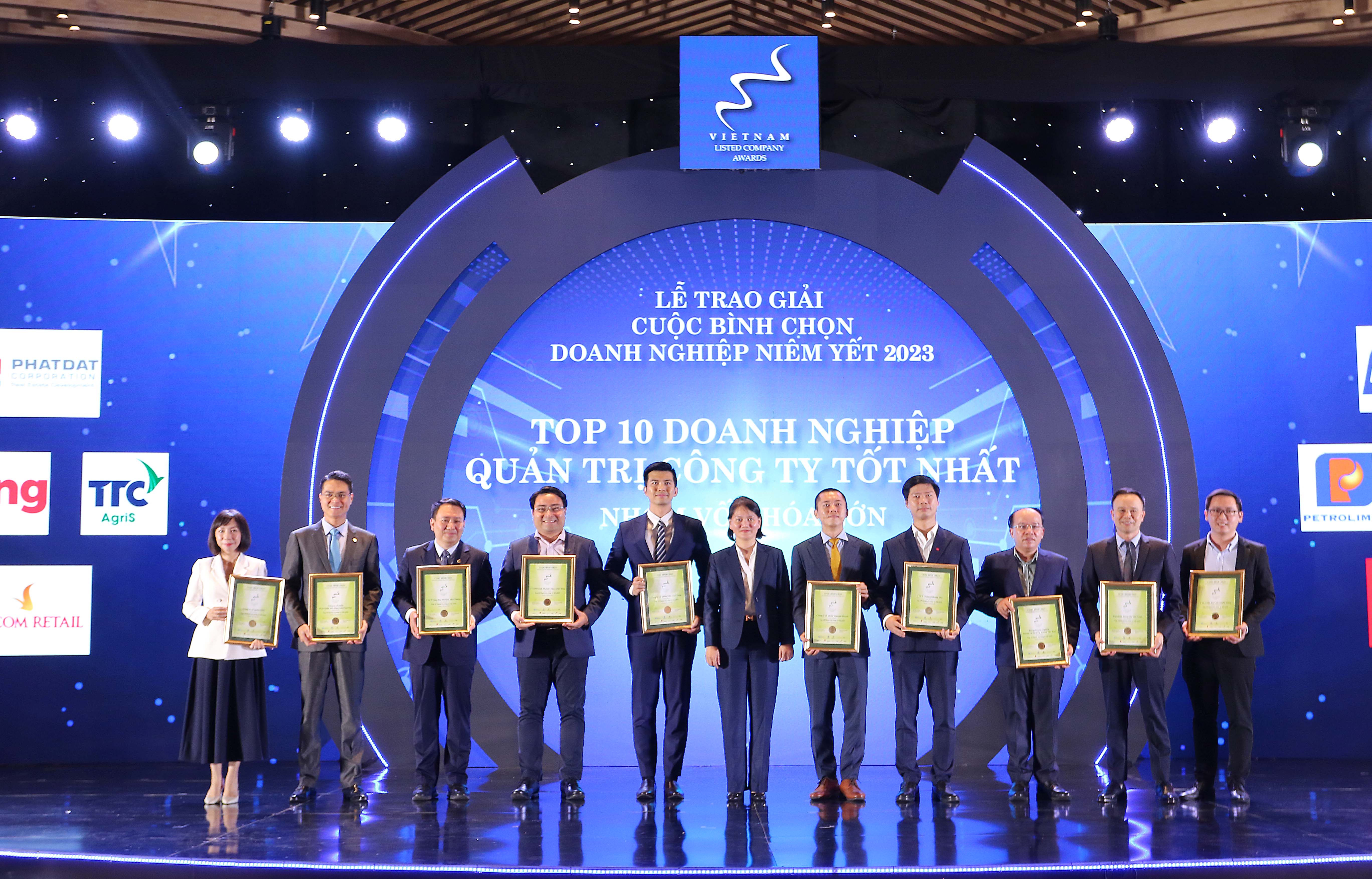 Đại diện HOSE trao giải Top doanh nghiệp Quản trị c&ocirc;ng ty tốt nhất (Nh&oacute;m vốn h&oacute;a lớn) trong khu&ocirc;n khổ Lễ trao giải Cuộc b&igrave;nh chọn doanh nghiệp ni&ecirc;m yết.