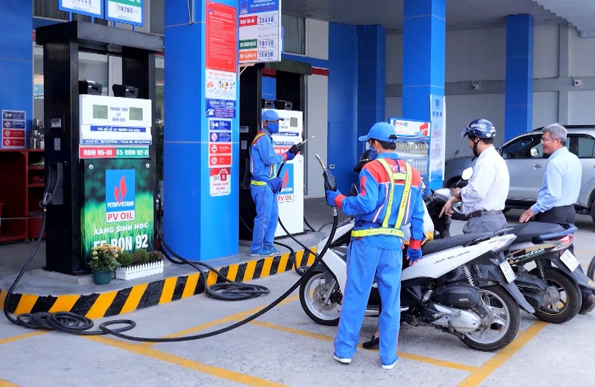 Duy trì hoạt động bán hàng thường xuyên, liên tục bảo đảm không để thiếu hụt nguồn cung xăng dầu cho thị trường.