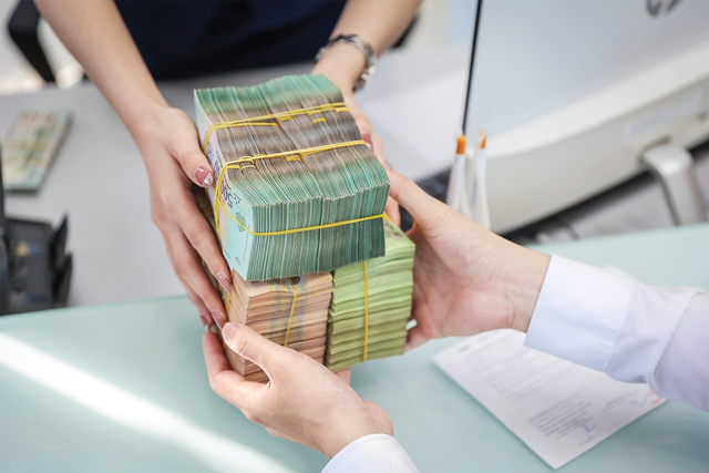 Lãi suất tiền gửi và cho vay mới của các ngân hàng thương mại đã giảm khoảng hơn 2%/năm so với cuối năm 2022.