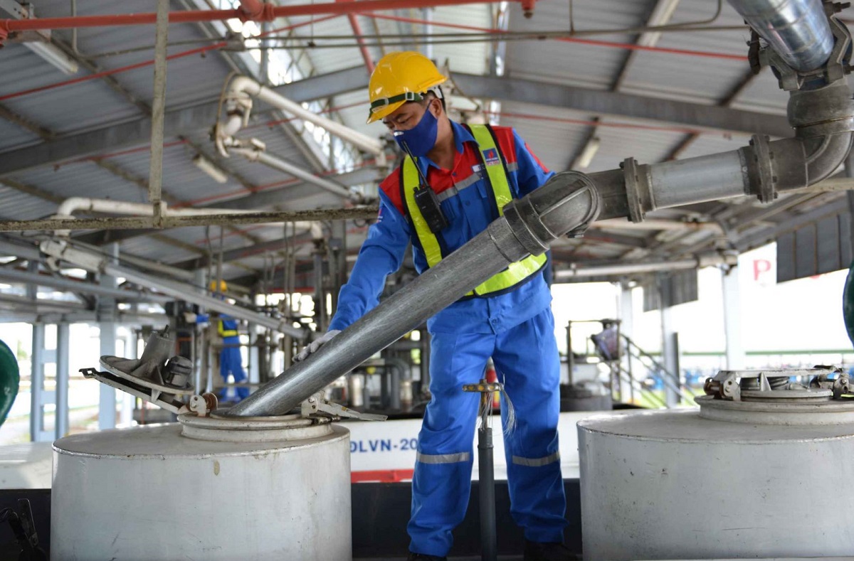 Bộ C&ocirc;ng Thương đ&ocirc;n đốc, hướng dẫn, kịp thời điều chỉnh ph&acirc;n giao tổng nguồn xăng dầu ph&ugrave; hợp với t&igrave;nh h&igrave;nh thị trường.