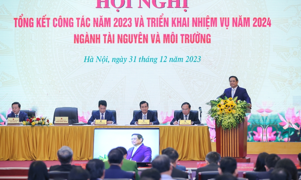 Thủ tướng Chính phủ phát biểu chỉ đạo tại Hội nghị tổng kết công tác năm 2023, triển khai phương hướng, nhiệm vụ công tác năm 2024 của ngành tài nguyên và môi trường. Ảnh: VGP.