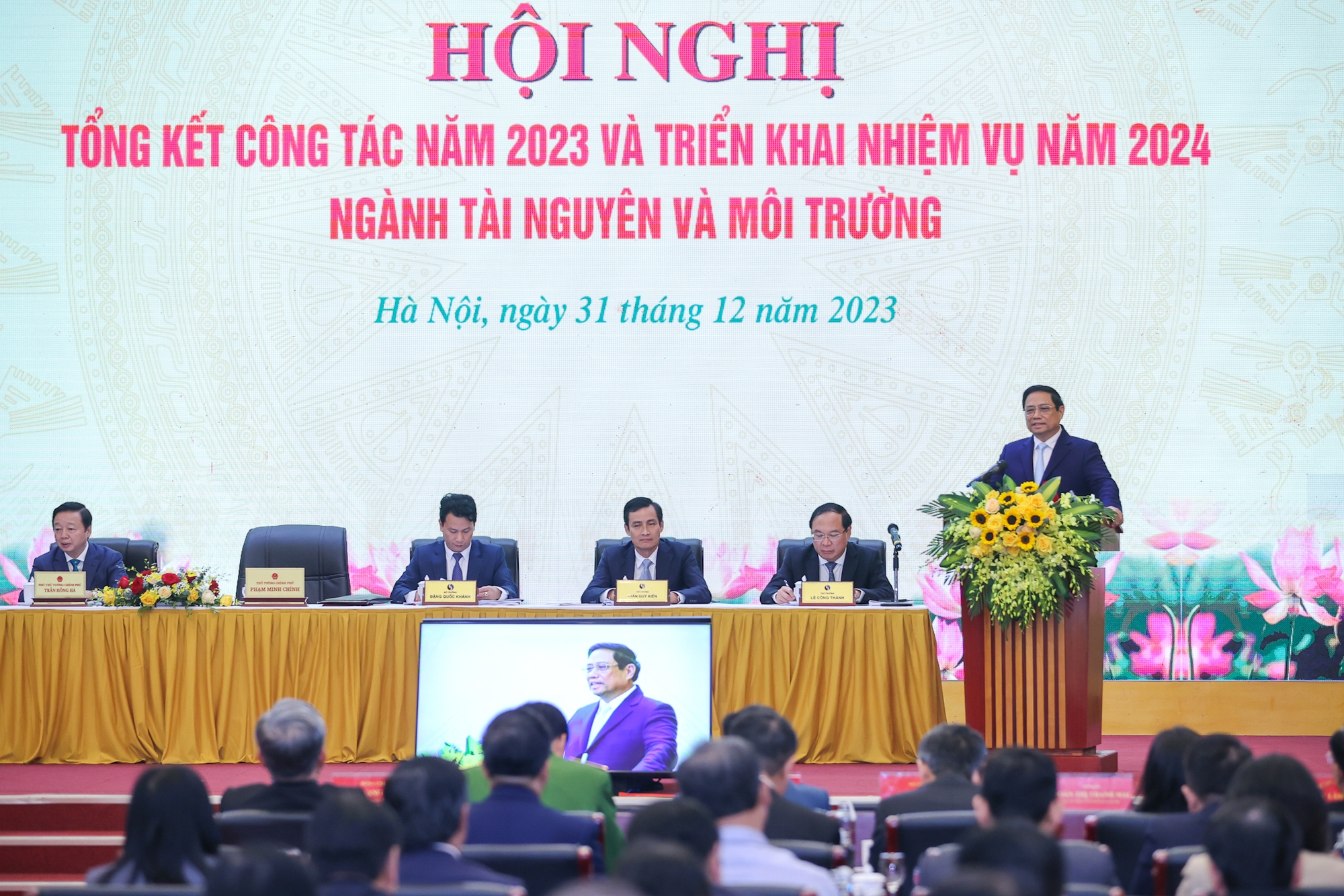 Thủ tướng Chính phủ phát biểu chỉ đạo tại Hội nghị tổng kết công tác năm 2023, triển khai phương hướng, nhiệm vụ công tác năm 2024 của ngành tài nguyên và môi trường. Ảnh: VGP.
