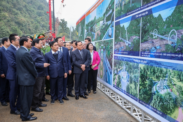 Thủ tướng nghe đơn vị thi công trình bày các điểm nhấn trên tuyến cao tốc Đồng Đăng - Trà Lĩnh - Ảnh: VGP.