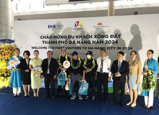 Những vị khách may mắn được lãnh đạo Sở Du lịch Đà Nẵng và các đơn vị ngành hàng không trao các Vouchers vé máy bay. Ảnh: Ngô Anh Văn.