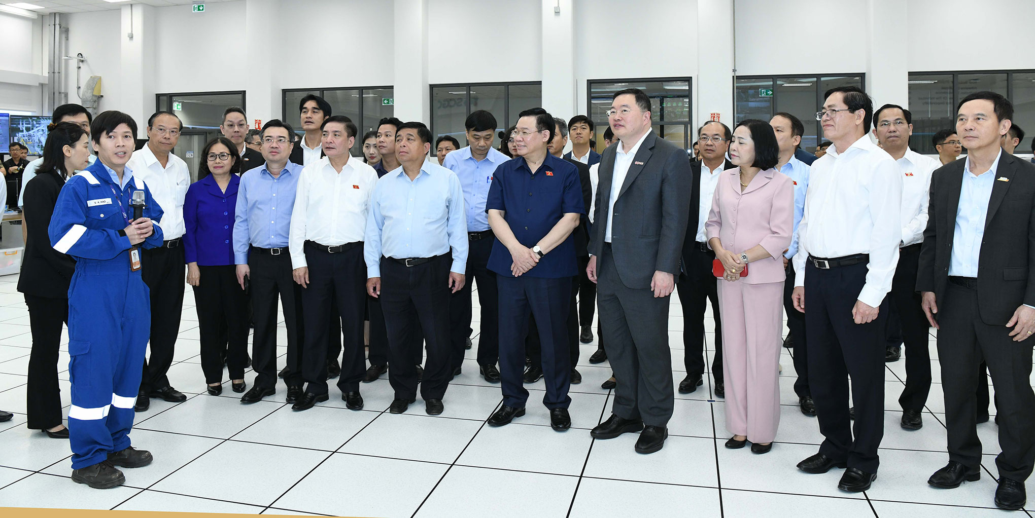 Chủ tịch Quốc hội Vương Đình Huệ và đại biểu thăm khu điều hành của Công ty TNHH Hóa dầu Long Sơn. Ảnh: Quốc hội
