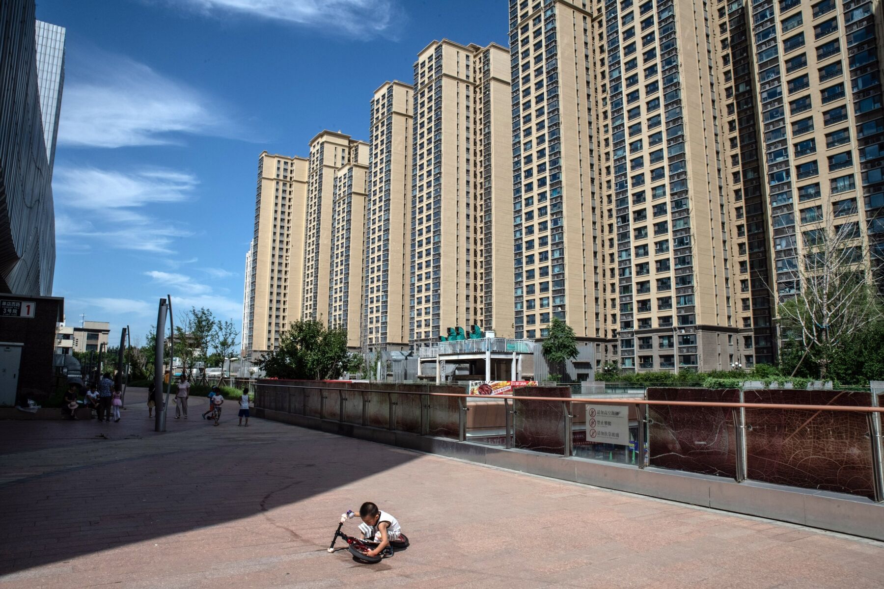 Invesco&nbsp;dự b&aacute;o thị trường bất động sản Trung Quốc diễn biến theo h&igrave;nh chữ L (đi ngang) trong năm 2024 - Ảnh: Bloomberg