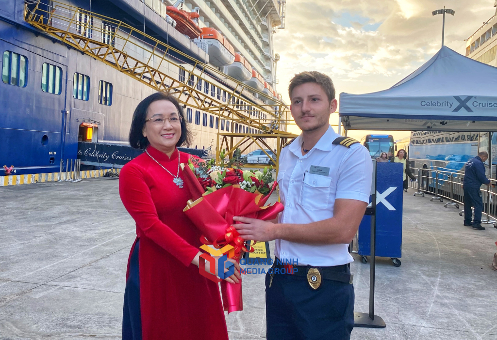 Lãnh đạo Sở Du lịch tặng hoa đại diện tàu Celebrity Solstice. Ảnh: Quảng Ninh