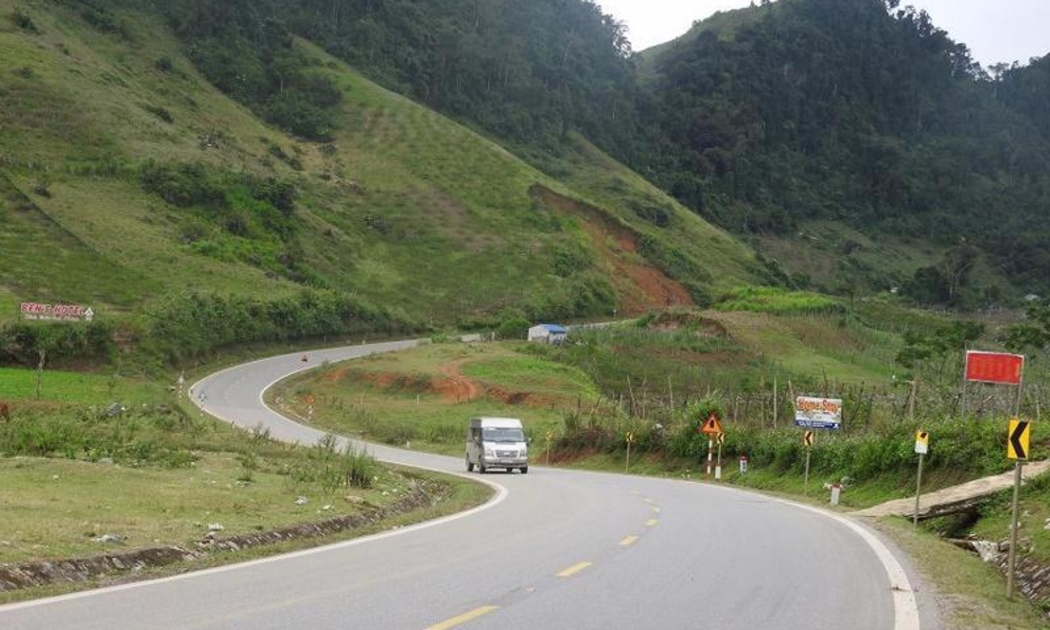 Một đoạn cua dốc trên tuyến Quốc lộ 6. Dự án thúc đẩy phát triển kinh tế - xã hội của vùng Tây Bắc nói chung và hai tỉnh nói riêng.