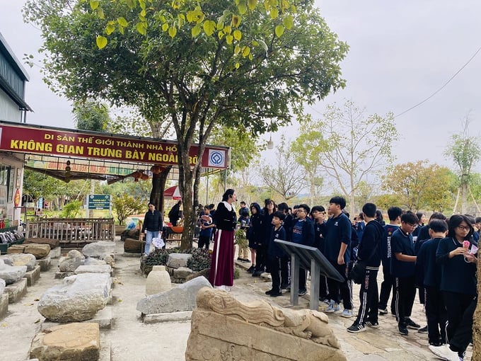 Không gian trưng bày ngoài trời tại Di sản Thành Nhà Hồ (Vĩnh Lộc) được đông đảo khách tham quan.