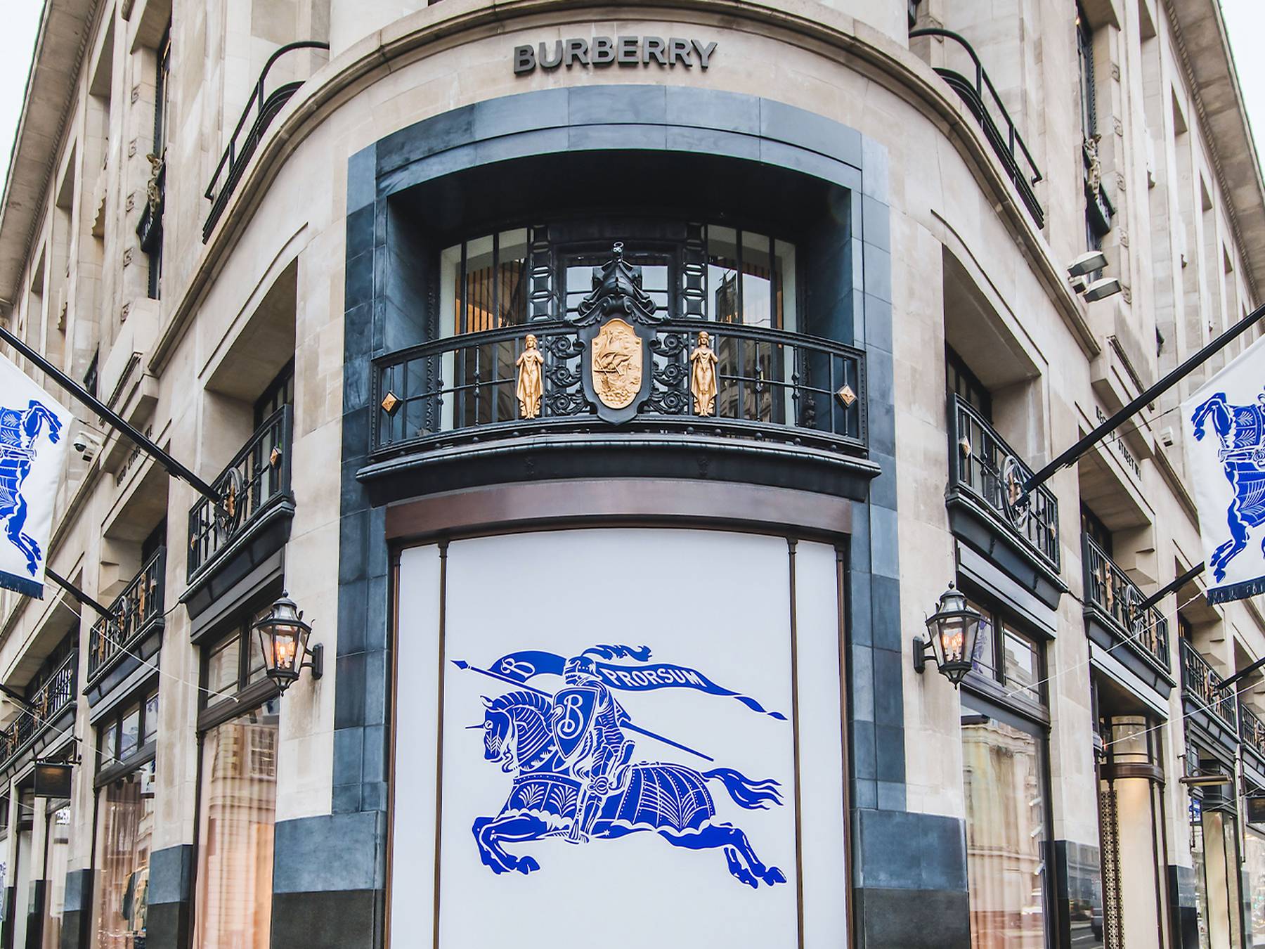 Năm 2023, thương hiệu thời trang Burberry c&ocirc;ng bố kết quả kinh doanh ảm đạm.