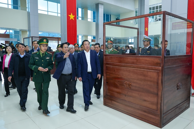 Thủ tướng Phạm Minh Chính kiểm tra tình hình thực hiện nâng cấp Cửa khẩu quốc tế Trà Lĩnh, huyện Trùng Khánh - Ảnh: VGP