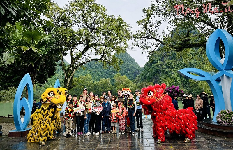 Ban Quản lý Vườn Qu&ocirc;́c gia Phong Nha-Kẻ Bàng (Quảng B&igrave;nh) t&ocirc;̉ chức l&ecirc;̃ đón những vị khách đ&acirc;̀u ti&ecirc;n đ&ecirc;́n tham quan các đi&ecirc;̉m, tuy&ecirc;́n du lịch