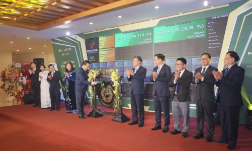 Thứ trưởng Bộ Tài chính Nguyễn Đức Chi đánh cồng khai trương phiên giao dịch chứng khoán đầu năm 2024 tại HNX