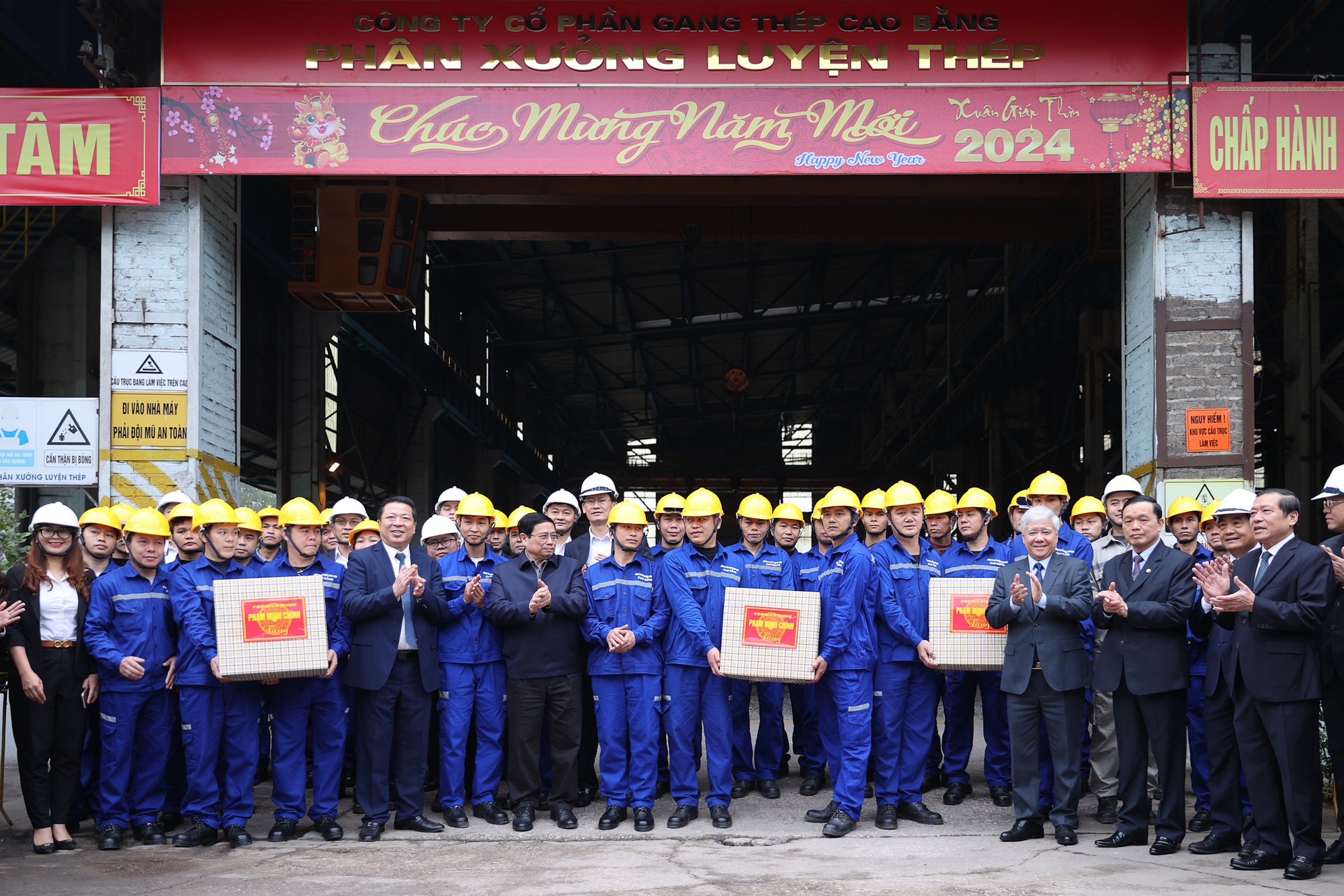 Thủ tướng tặng quà công nhân Nhà máy Gang thép Cao Bằng - Ảnh: VGP