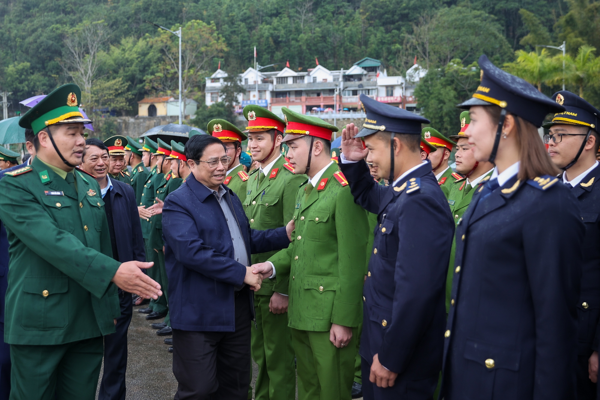 Thủ tướng Phạm Minh Chính thăm, tặng quà cán bộ, chiến sĩ Ban chỉ huy Quân sự huyện, Công an huyện Trùng Khánh, các tổ công tác Bộ đội Biên phòng, Hải quan, tiểu đội dân quân thị trấn Trà Lĩnh đang thực hiện nhiệm vụ tại cửa khẩu - Ảnh: VGP