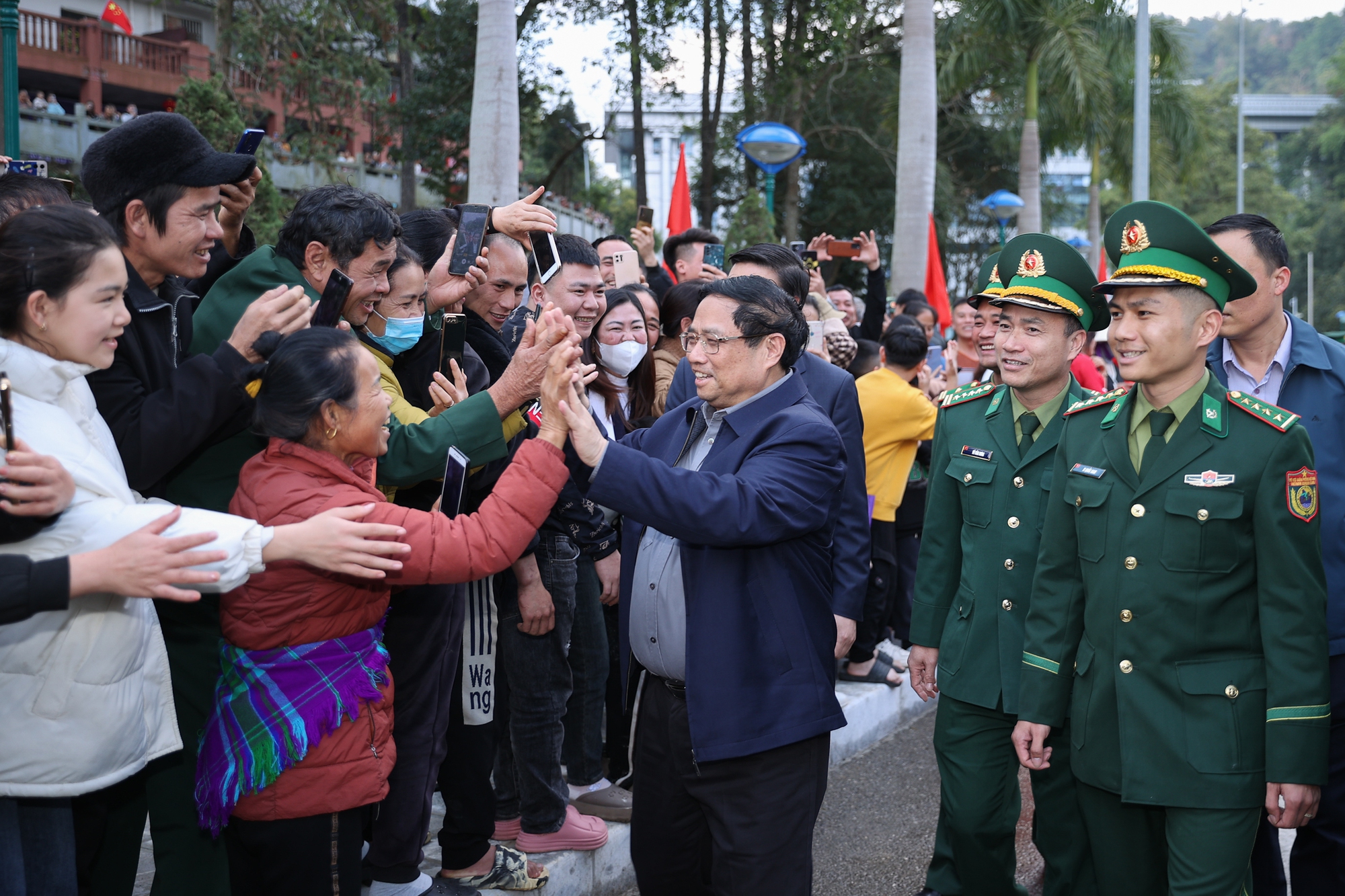 Thủ tướng thăm hỏi người dân Cao Bằng - Ảnh: VGP