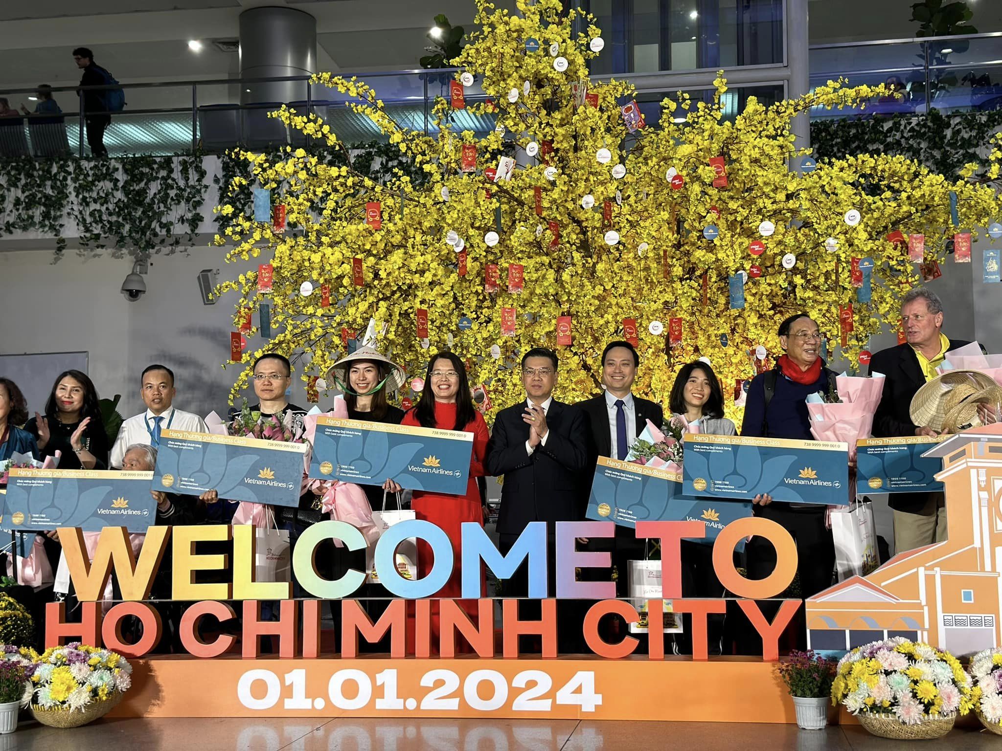 Lễ đón đoàn khách du lịch đến TP.HCM đầu năm 2024 tại Ga Quốc tế - Sân bay Quốc tế Tân Sơn Nhất. Ảnh: Du lịch TP.HCM