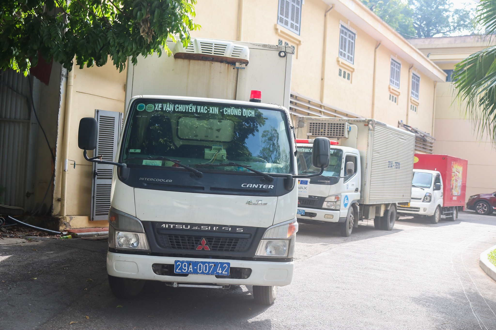 Vận chuyển vaccine đi các địa phương. Ảnh - Phương Thảo.