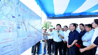 Top legislator visits key construction projects in Ba Ria-Vung Tau