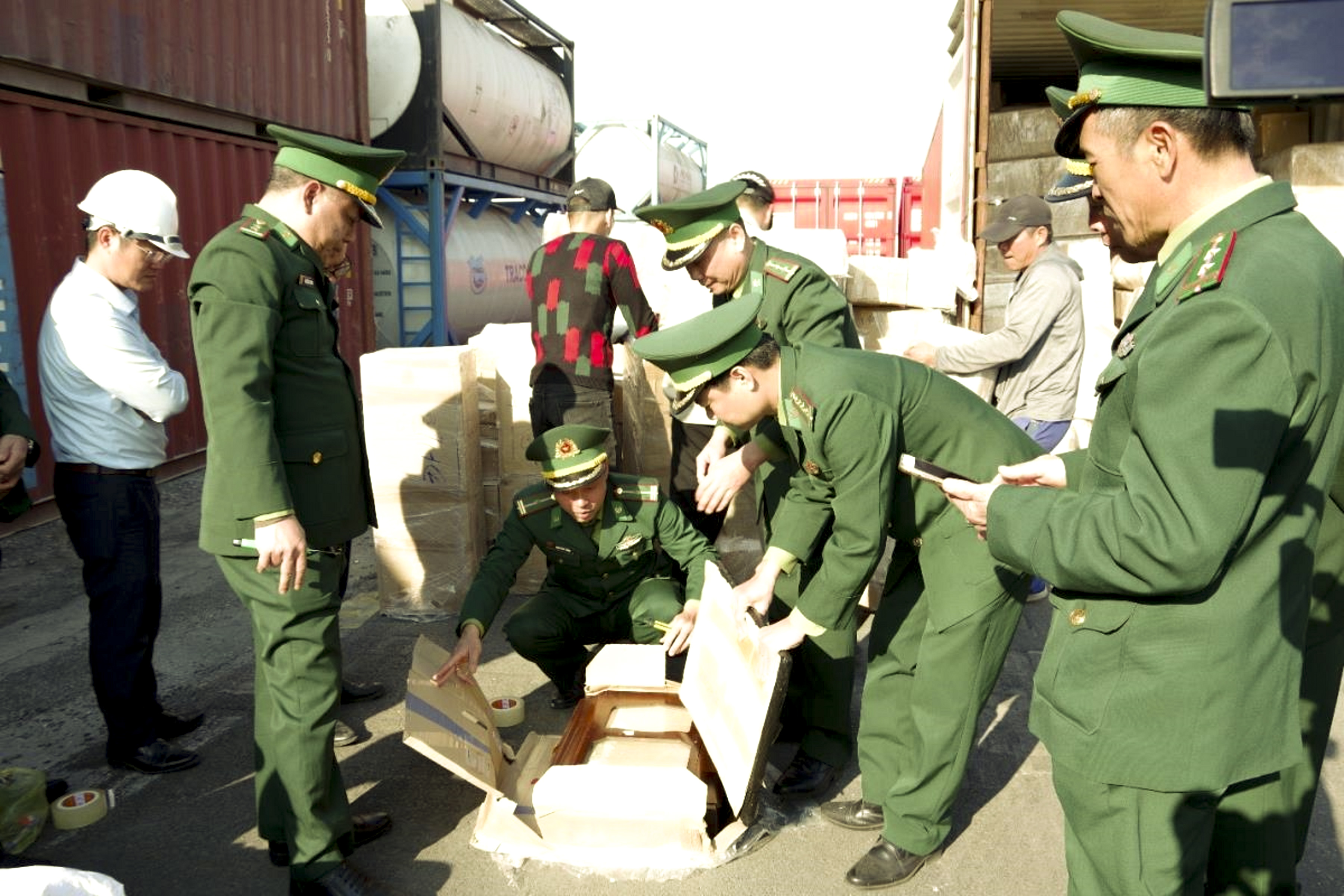 Biên phòng Hải Phòng kiểm tra hàng hóa 