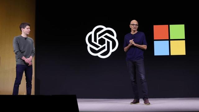 Giám đốc Điều hành Microsoft Satya Nadella và Giám đốc Điều hành OpenAI Sam Altman trên sân khấu sự kiện OpenAI DevDay vào ngày 06/11/2023 tại San Francisco, California.