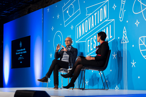 CEO Satya Nadella và phóng viên Stephanie Mehta phát biểu trong Hội thảo