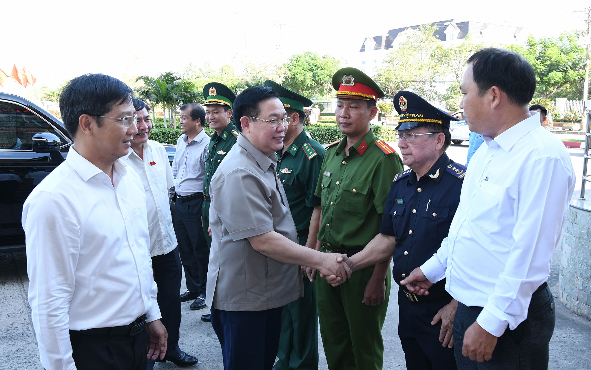 Chủ tịch Quốc hội Vương Đình Huệ với lực lượng chức năng tại cửa khẩu quốc tế Mộc Bài. Ảnh: Quốc hội.