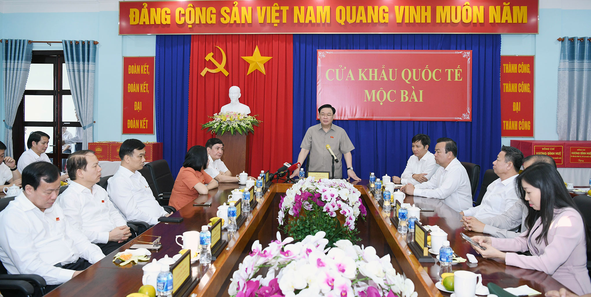Chủ tịch Quốc hội Vương Đình Huệ đã đến thăm và gặp gỡ các lực lượng chức năng đứng chân tại cửa khẩu quốc tế Mộc Bài