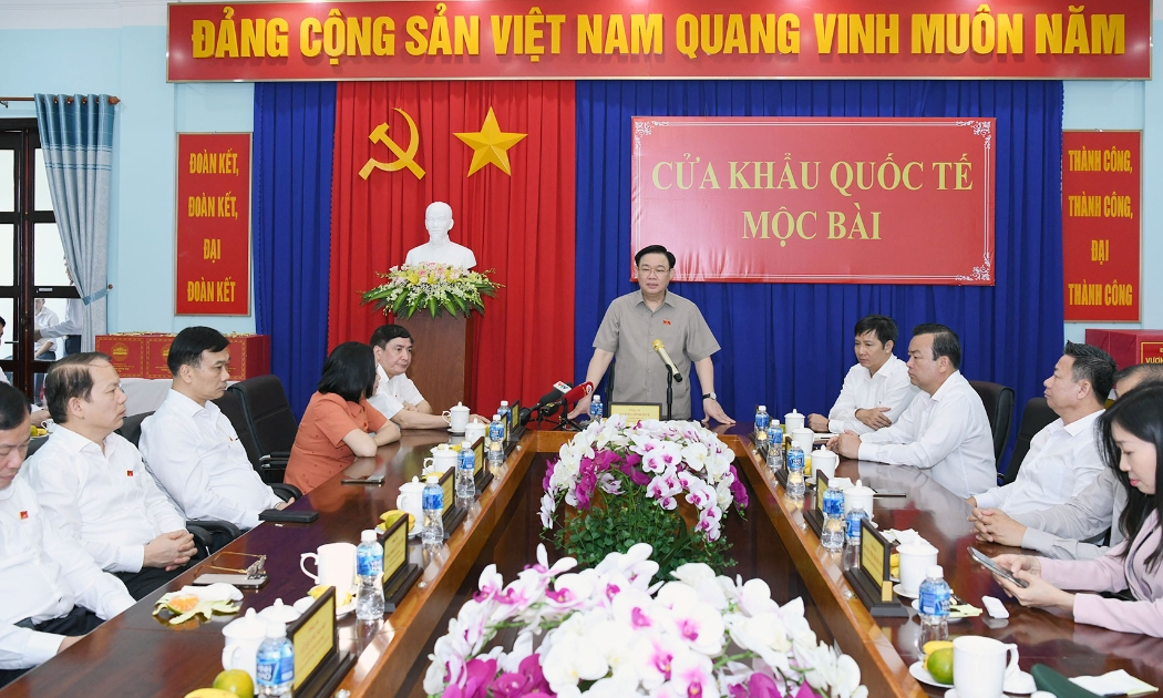 Chủ tịch Quốc hội Vương Đình Huệ đã đến thăm và gặp gỡ các lực lượng chức năng đứng chân tại cửa khẩu quốc tế Mộc Bài
