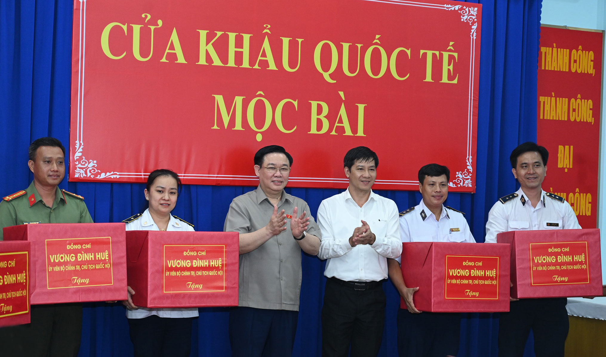 Chủ tịch Quốc hội Vương Đình Huệ tặng quà lực lượng chức năng đứng chân tại cửa khẩu quốc tế Mộc Bài. Ảnh: Quốc hội